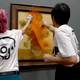 Imagen para el artículo titulado Dos activistas climáticas arrojan sopa de tomate sobre 'Los girasoles' de van Gogh